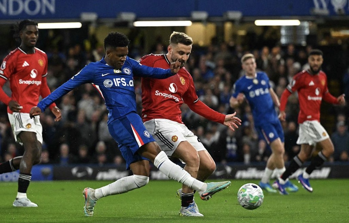 Chelsea Beat Manchester United 2–0 as Lisandro Martínez Sees Red at Stamford Bridge